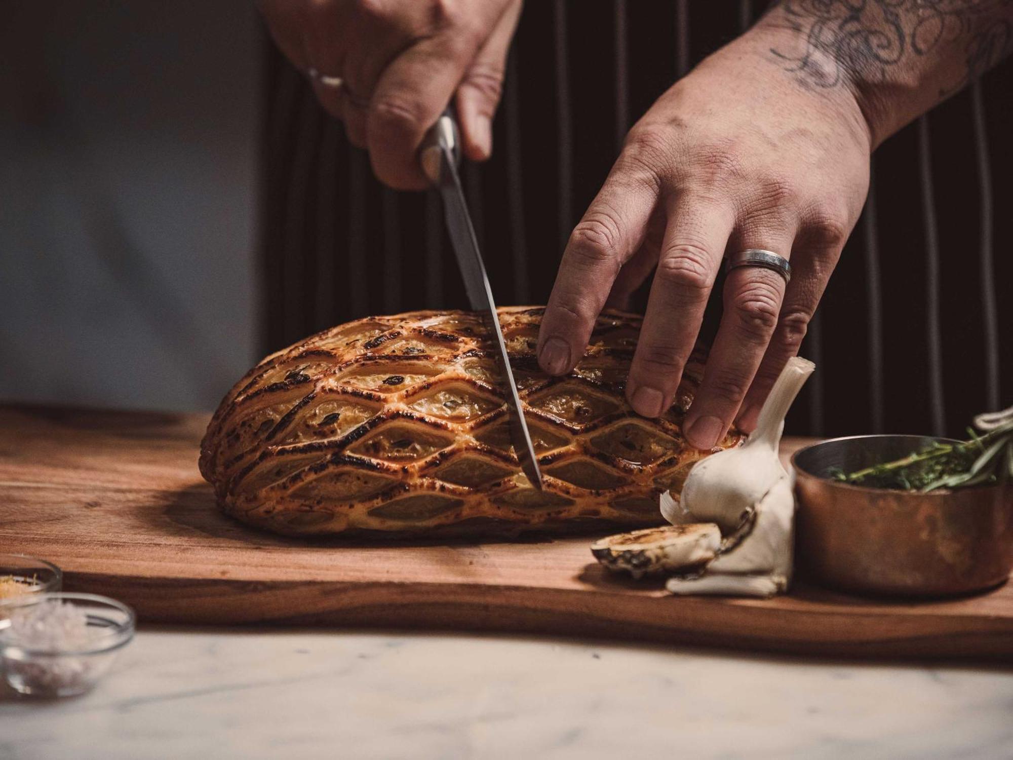 Horizon By Skycity Auckland Eksteriør billede Chef preparing a whole roasted suckling pig