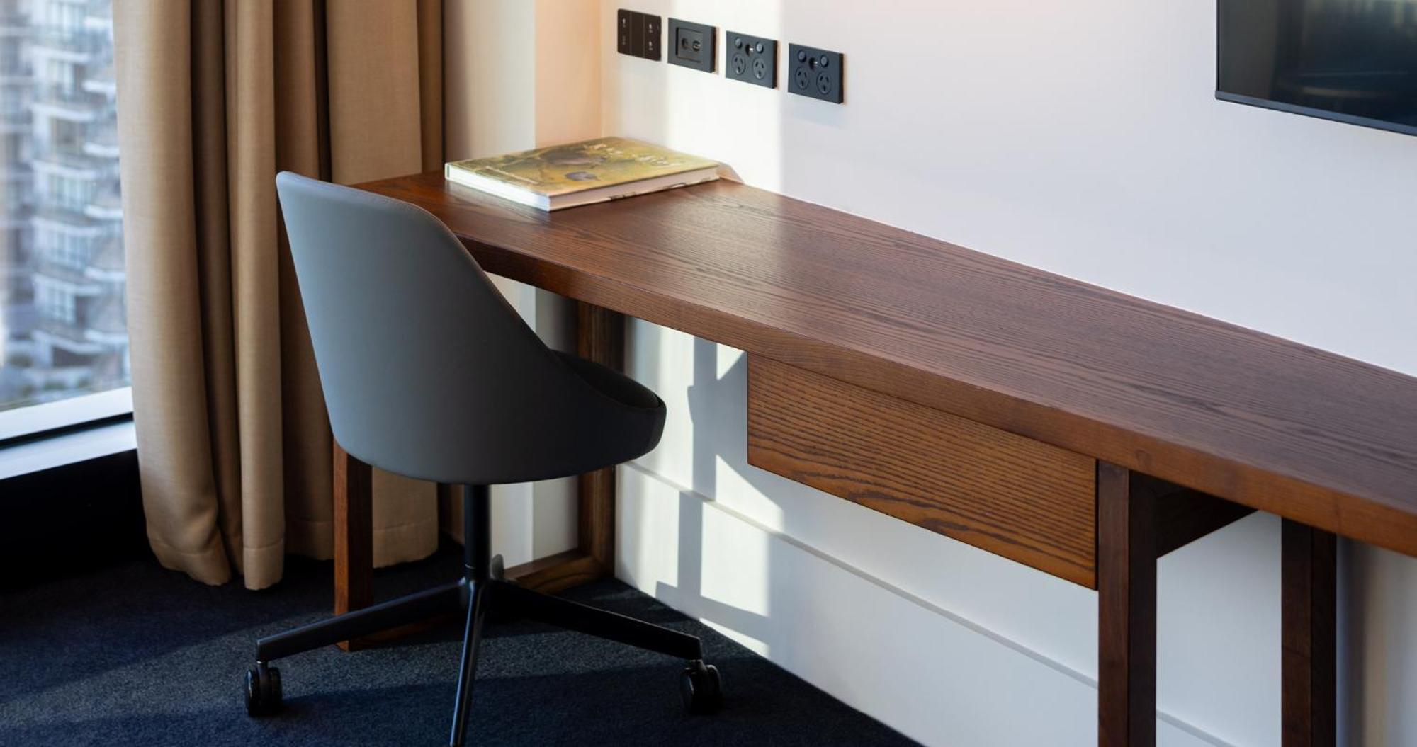 Horizon By Skycity Auckland Eksteriør billede A desk and chair