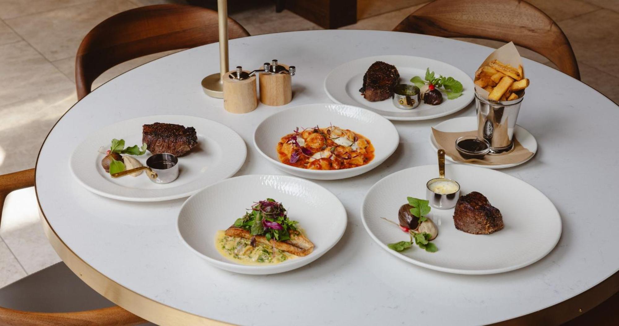 Horizon By Skycity Auckland Eksteriør billede Dishes at the restaurant